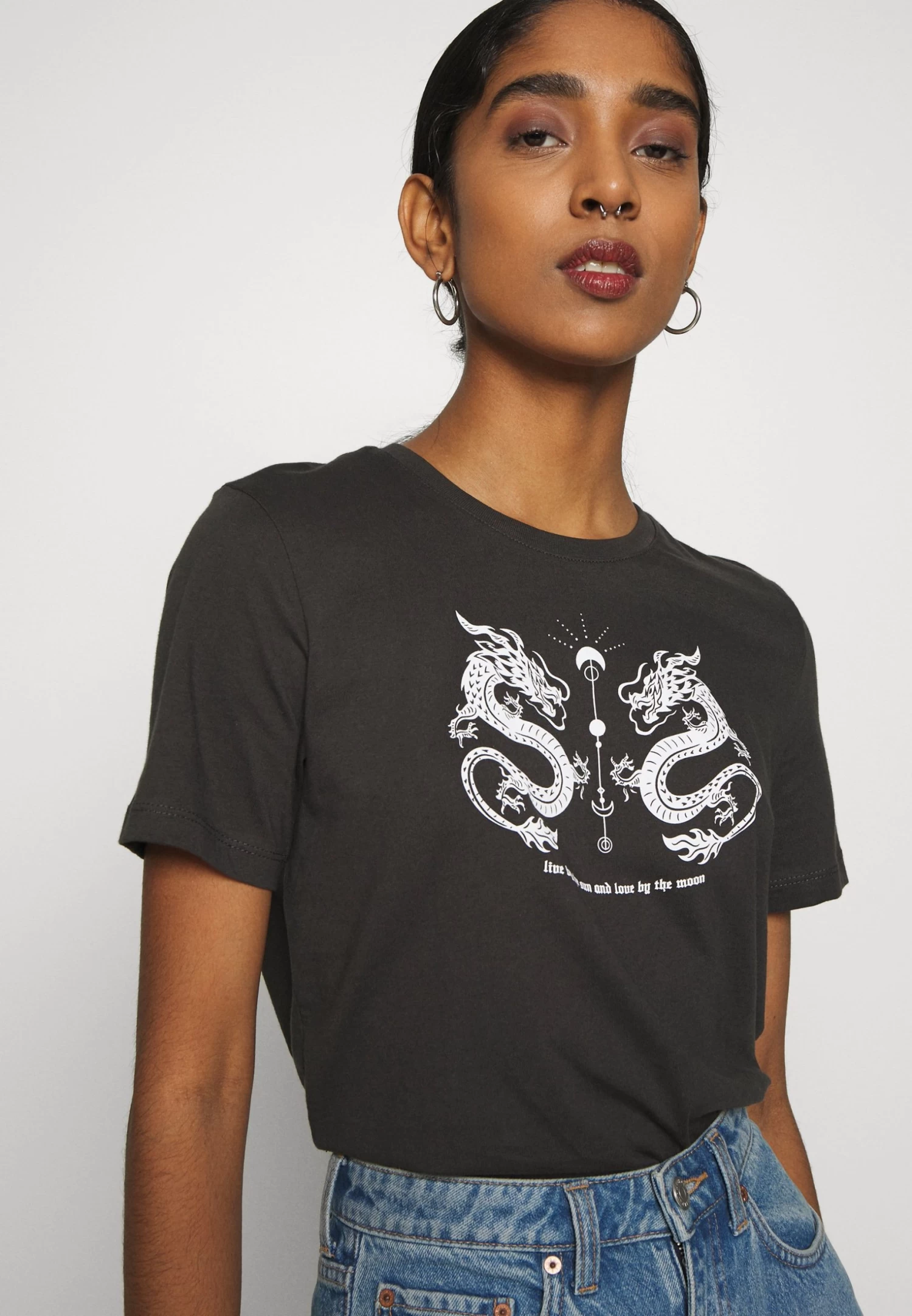 Even&Odd Hattie Mirrored Dragons Tee - T-Shirt Print - 801 - Anthracite 6 Even&Odd Hattie Mirrored Dragons Tee - T-Shirt Print - 801 - Anthracite - Afbeelding 6